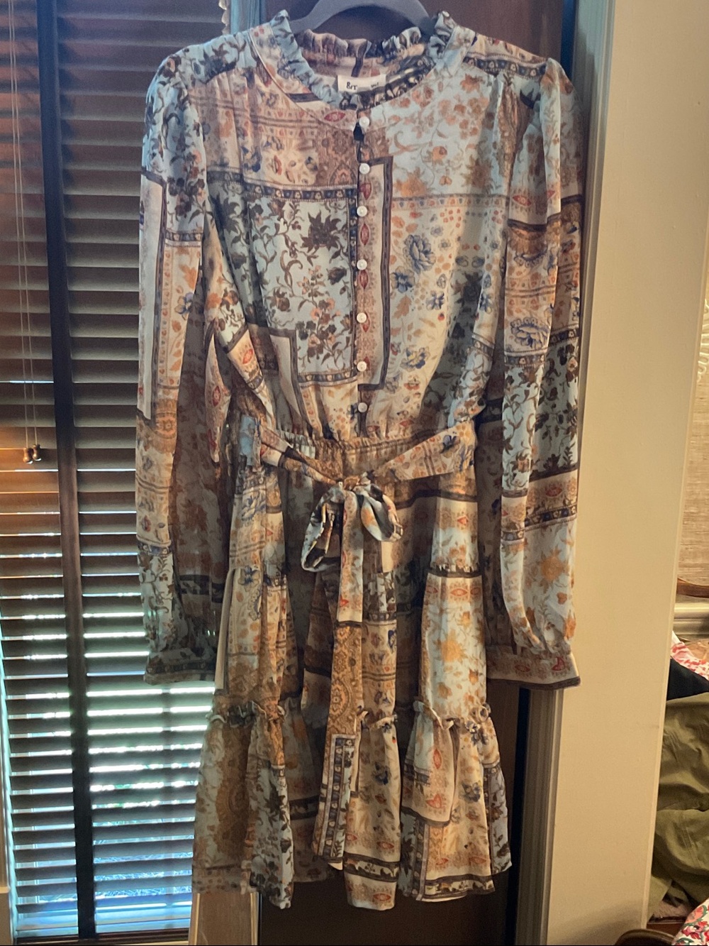 Feminine and gorgeous, as new dress. Size L.  Never worn, 3 years old. Beautiful
